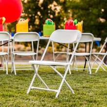 Load image into Gallery viewer, Silla plegable blanca en un parque